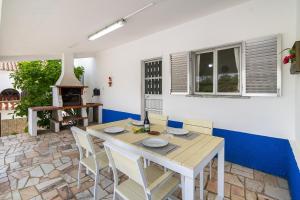 een eetkamer met een tafel en stoelen bij Villa Oasis - Pool & Garden in Santa Marta