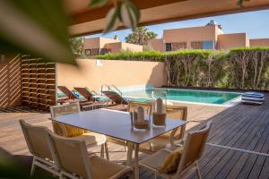 Bazén v ubytování Villa SAL- Pool & Beach Escape nebo v jeho okolí