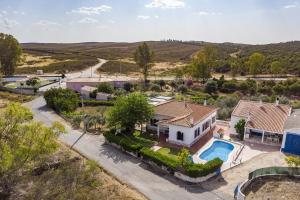 een luchtfoto van een huis met een zwembad bij Villa Oasis - Pool & Garden in Santa Marta