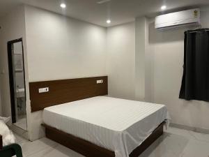 Ένα ή περισσότερα κρεβάτια σε δωμάτιο στο HOTEL SVR grand +11 φωτογραφίες