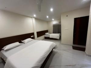 Ένα ή περισσότερα κρεβάτια σε δωμάτιο στο HOTEL SVR grand