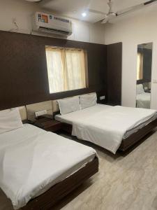 Ένα ή περισσότερα κρεβάτια σε δωμάτιο στο Shree Anand Dham Vrindavan