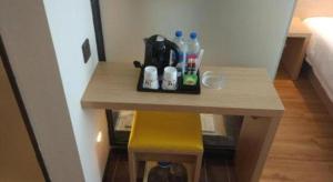 - une table dans une chambre avec une cafetière dans l'établissement IU Hotels·Anshun Nanma Square, à Anshun