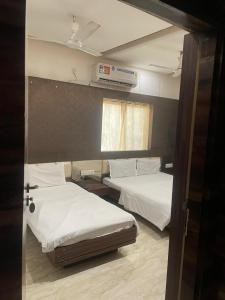 Ένα ή περισσότερα κρεβάτια σε δωμάτιο στο Shree Anand Dham Vrindavan