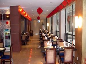 Un comedor con mesas y sillas en un restaurante. en Jinjiang Inn Nanjing Xinjiekou Traditional Chinese Medicine Hospital Chaotiangong West Street, en Nanjing