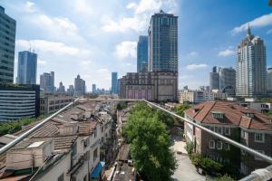 Blick auf eine Stadt mit hohen Gebäuden in der Unterkunft HuanYu in Shanghai