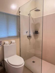 长滩岛Boracay Amor Apartment (Garden)的浴室配有马桶和玻璃淋浴房 更多22张照片