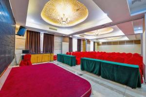 une salle de conférence avec des chaises rouges et un tapis rouge dans l'établissement Vienna 3 Best Hotel Shenzhen Bantian Guangya Park Metro Station, à Shenzhen