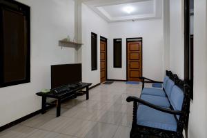 Μια τηλεόραση ή/και κέντρο ψυχαγωγίας στο OYO 94843 L2s Guest House Ii Syariah