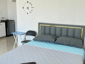 En eller flere senge i et værelse på Bangsaray Beach Condo B414 บางเสร่ บีช