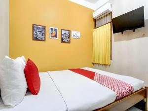 Postel nebo postele na pokoji v ubytování Hotel O Griya Pius Syariah Malioboro
