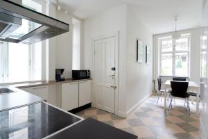 Η κουζίνα ή μικρή κουζίνα στο 2BR Oasis in the heart of CPH