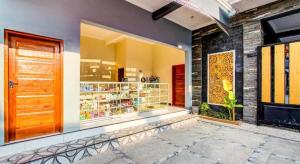 Supermarket nebo jiné obchody v  hotelu nebo okolí