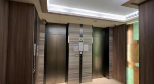 eine Reihe von Aufzugstüren in einem Gebäude in der Unterkunft KEIKYU EX INN Hamamatsucho Daimon-Station (Tokyo) in Tokio + 177 Fotos