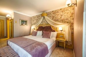Un pat sau paturi într-o cameră la Spa Hotel Rich +97 fotografii