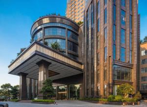 un grand bâtiment avec un rond dans l'établissement Yihao International Hotel, à Dongguan