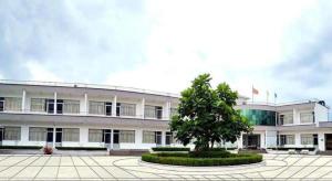 a large building with a tree in front of it at KS Quảng Trường Mỹ Tho in Ấp Mỹ Hòa
