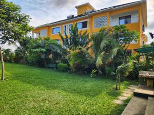 Un jardín fuera de Golden Duranta Villas