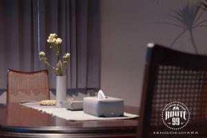 a table with chairs and a table sidx sidx sidx sidx at Route 99 Sengokuhara in Sengokuhara