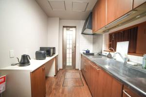 eine Küche mit Spüle und Arbeitsplatte in der Unterkunft Route 99 Sengokuhara in Sengokuhara