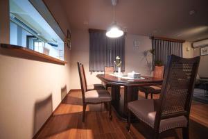 ein Esszimmer mit Tisch und Stühlen in der Unterkunft Route 99 Sengokuhara in Sengokuhara + 47 Fotos