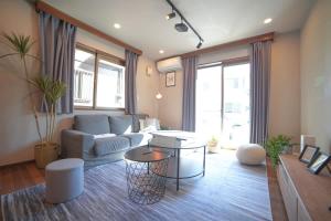 een woonkamer met een bank en een tafel bij Route 99 Sengokuhara in Sengokuhara +46 foto's