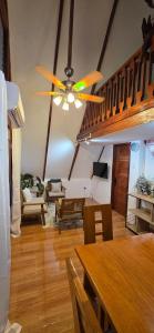 TV a/nebo společenská místnost v ubytování The A House by Pamonglo Garden Resort