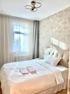 Postel nebo postele na pokoji v ubytování High-End, Brand new, Steps from Emart, All amenities