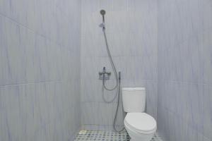 ein Badezimmer mit Dusche und Toilette in der Unterkunft Hotel O Near Tugu Yogyakarta 1 formerly Crown Residence in Jetis + 20 Fotos