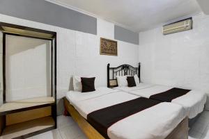 ein Schlafzimmer mit großem Bett und Fenster in der Unterkunft Hotel O Near Tugu Yogyakarta 1 formerly Crown Residence in Jetis