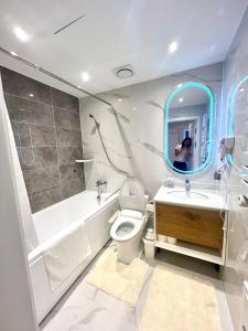 Koupelna v ubytování High-End, Brand new, Steps from Emart, All amenities