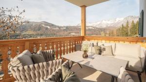 Zimmer mit einem Tisch und Stühlen auf einem Balkon in der Unterkunft Sunleitn-Residenz in Bad Goisern