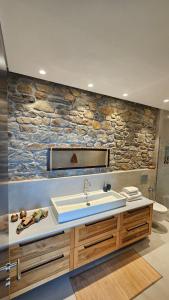 Ένα μπάνιο στο The Cliff Residences