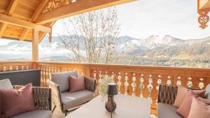eine abgeschirmte Veranda mit Sofas und einem Tisch in der Unterkunft Sunleitn-Residenz in Bad Goisern