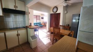 Kuchyň nebo kuchyňský kout v ubytování Jakaranda Haven