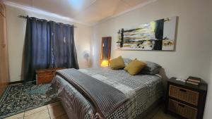 Postel nebo postele na pokoji v ubytování Jakaranda Haven + 12 fotografií