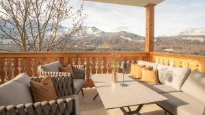 Eine Veranda mit Sofas, einem Tisch und Bergblick in der Unterkunft Sunleitn-Residenz in Bad Goisern + 66 Fotos