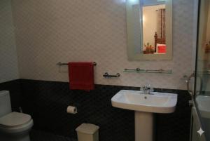 Phòng tắm tại Alakamandawa villa and Restaurant kadawatha