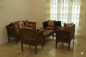 Khu vực ghế ngồi tại Alakamandawa villa and Restaurant kadawatha