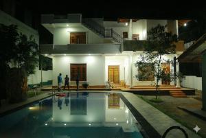 Hồ bơi trong/gần Alakamandawa villa and Restaurant kadawatha