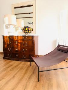 sala de estar con cómoda y silla en ComeCasa Langhe Garden House-Pace e Panorama a Benevello, en Benevello