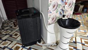 Un bote de basura junto a una pared con un bote de basura. en Shaan's Homestay, en Jorhat 5 fotos más