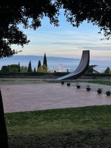 a monument in a park with a view of a city at Giardino tra le Mura in Assisi