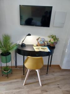 TV a/nebo společenská místnost v ubytování CASA NELLA Appartamento nel Centro Storico