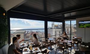 un grupo de personas sentadas en mesas en un restaurante en XLoft, en Estambul 32 fotos más