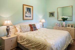 una camera da letto con un letto, due lampade e uno specchio di The Brookton a Brookton Altre 15 foto