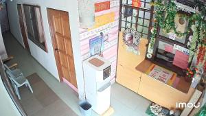 - Vistas a una cocina con nevera en hen hen monthly rent, en Kampong Saleng