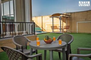 Μπαλκόνι ή βεράντα στο StayVista at The Chroma Crest with Lawn & Pool