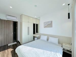 Giường trong phòng chung tại Hoàng Huy Commerce Võ Nguyên Giáp Mopius Apartment