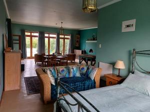 ein Wohnzimmer mit einem Bett und ein Esszimmer in der Unterkunft Pool House at the Old Victorian in Tulbagh + 20 Fotos